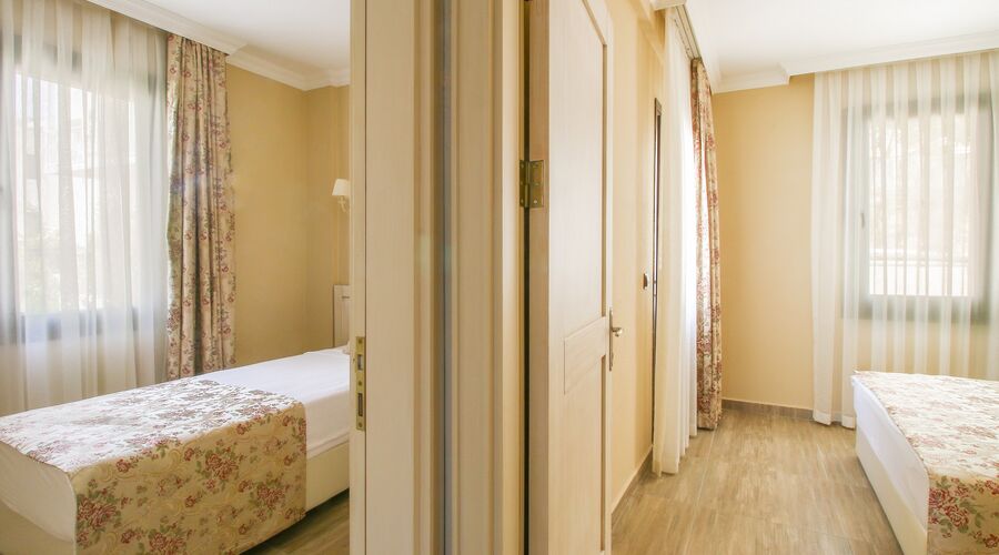 Azka Hotel  5*