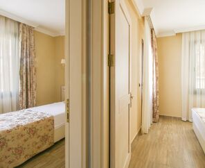 Azka Hotel  5*